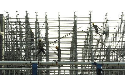 施工现场机欢人忙 看重点工程建设“雨中行”